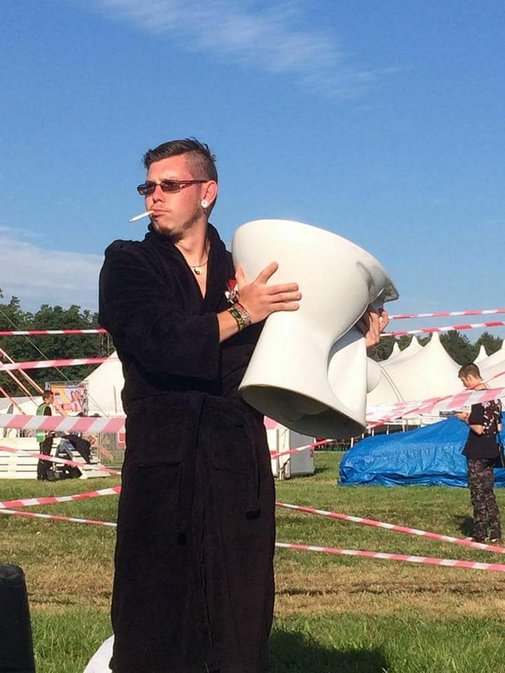 Gitarrist mit Sonnenbrille und Metalshirt bei Nacht